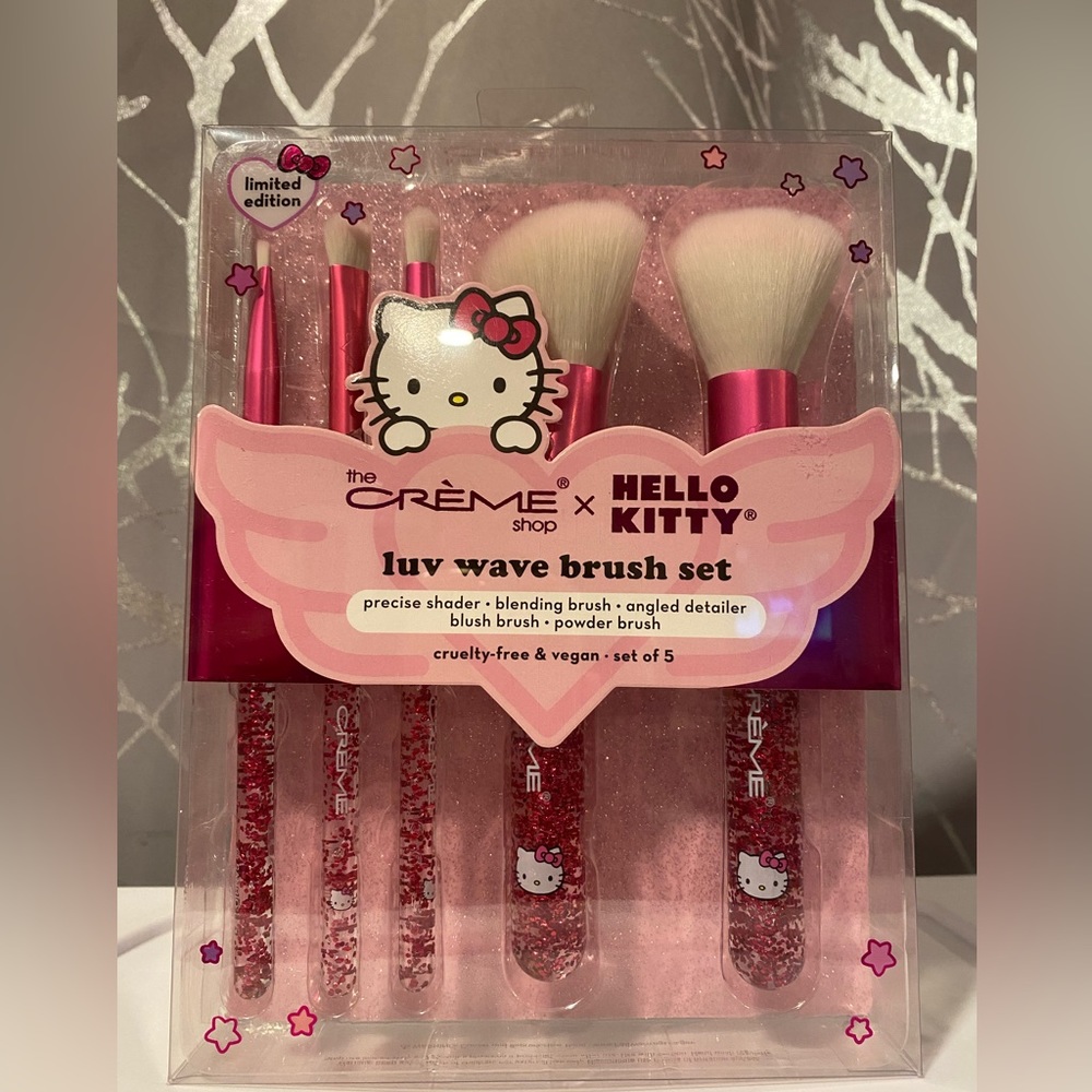 BNWT Viral Hello Kitty Luv Wave Brush Set